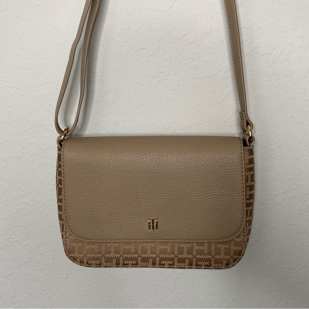 Tommy Hilfiger Lynn II Flap Crossbody tan